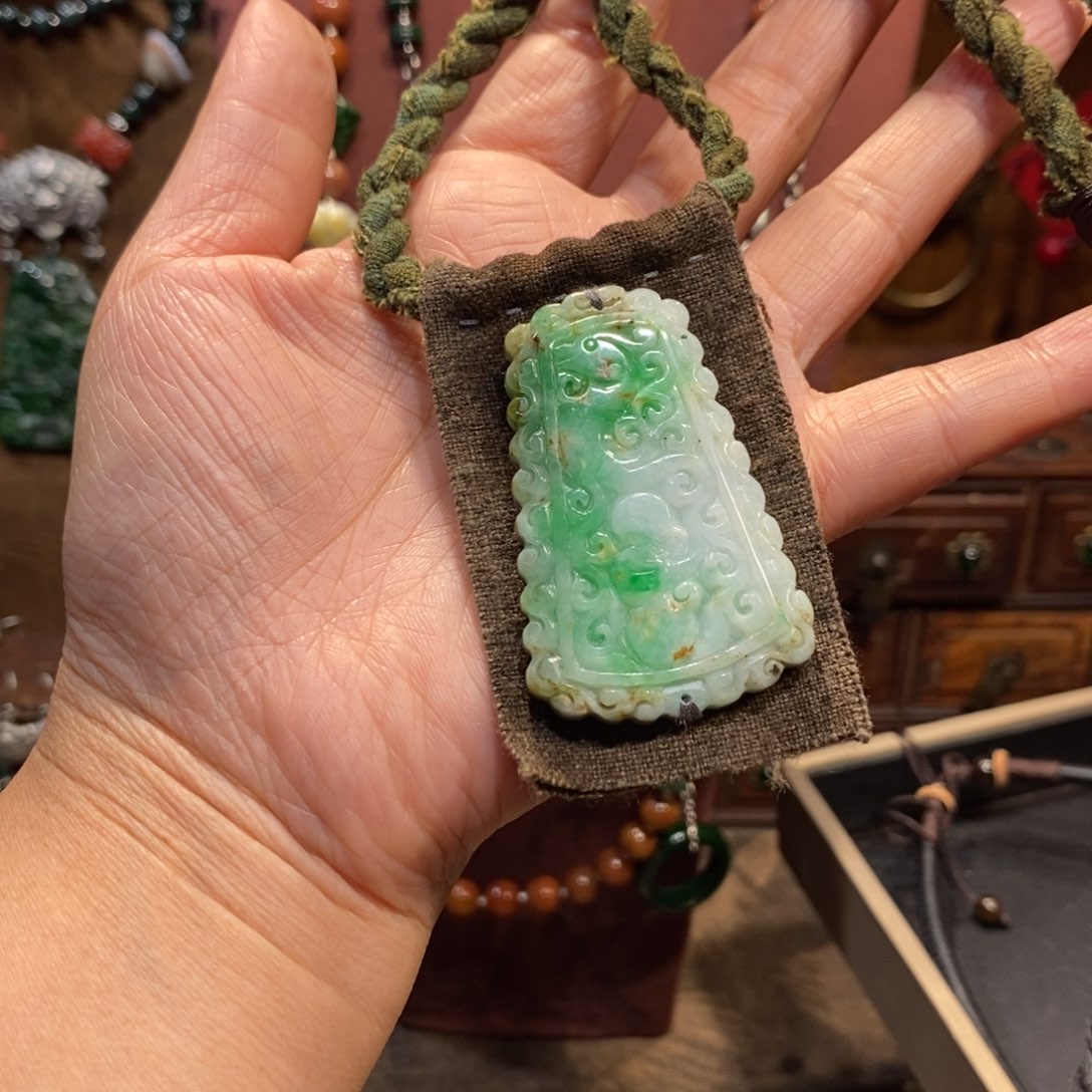 翡翠吊坠(赠链)未镶嵌