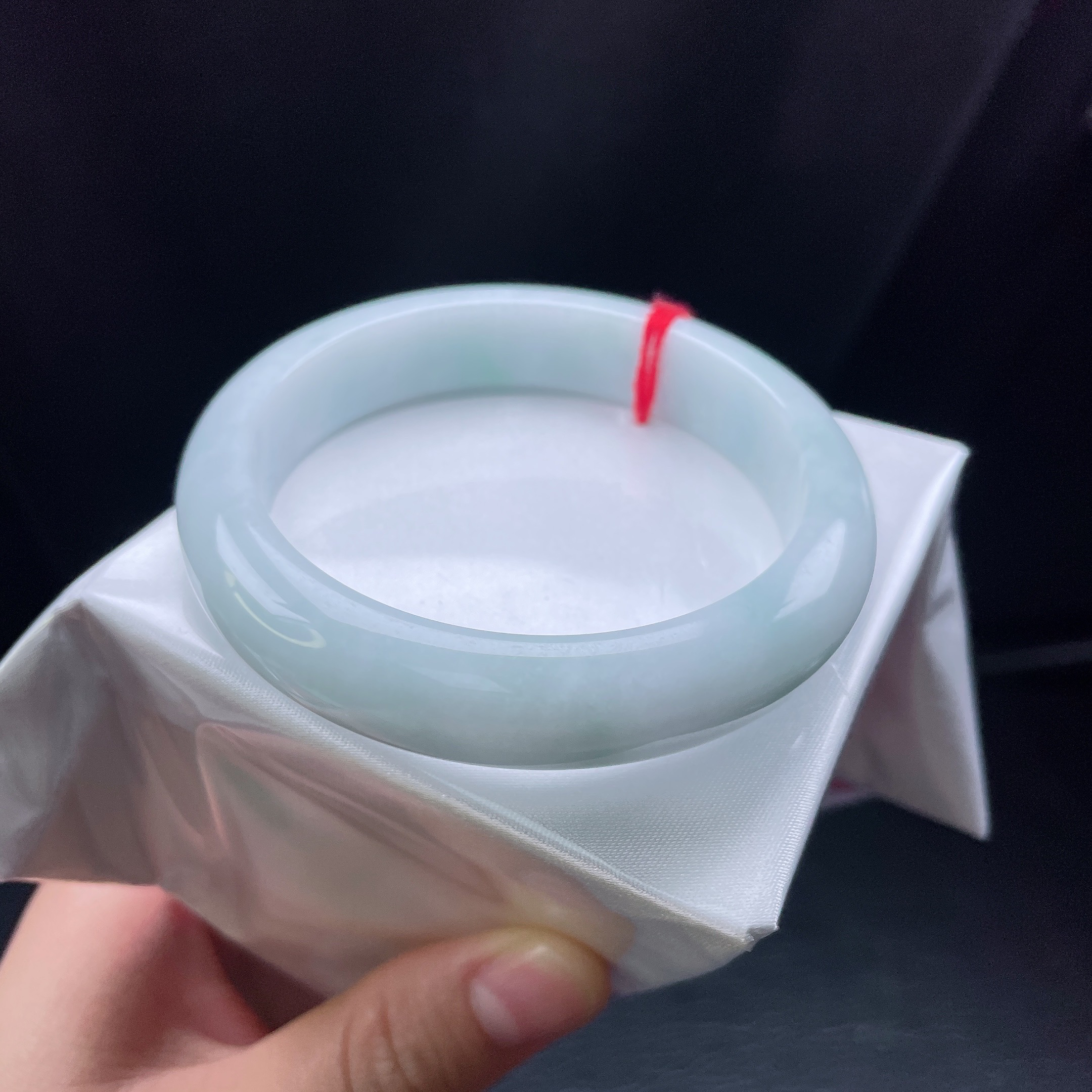 58圈糯底淡绿宽边手镯 有纹