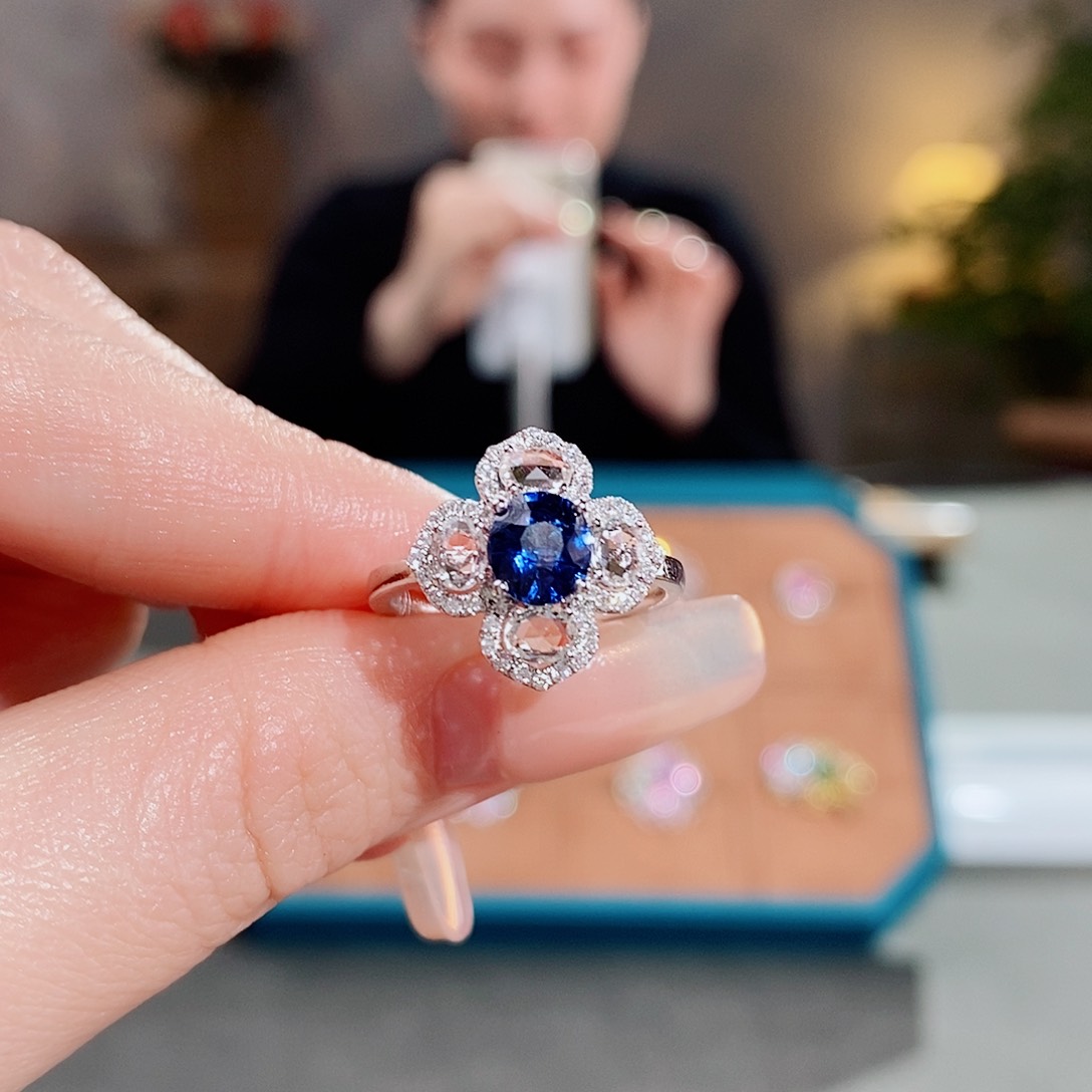 蓝宝石戒指18K金镶嵌1.06ct无烧皇家蓝aigs