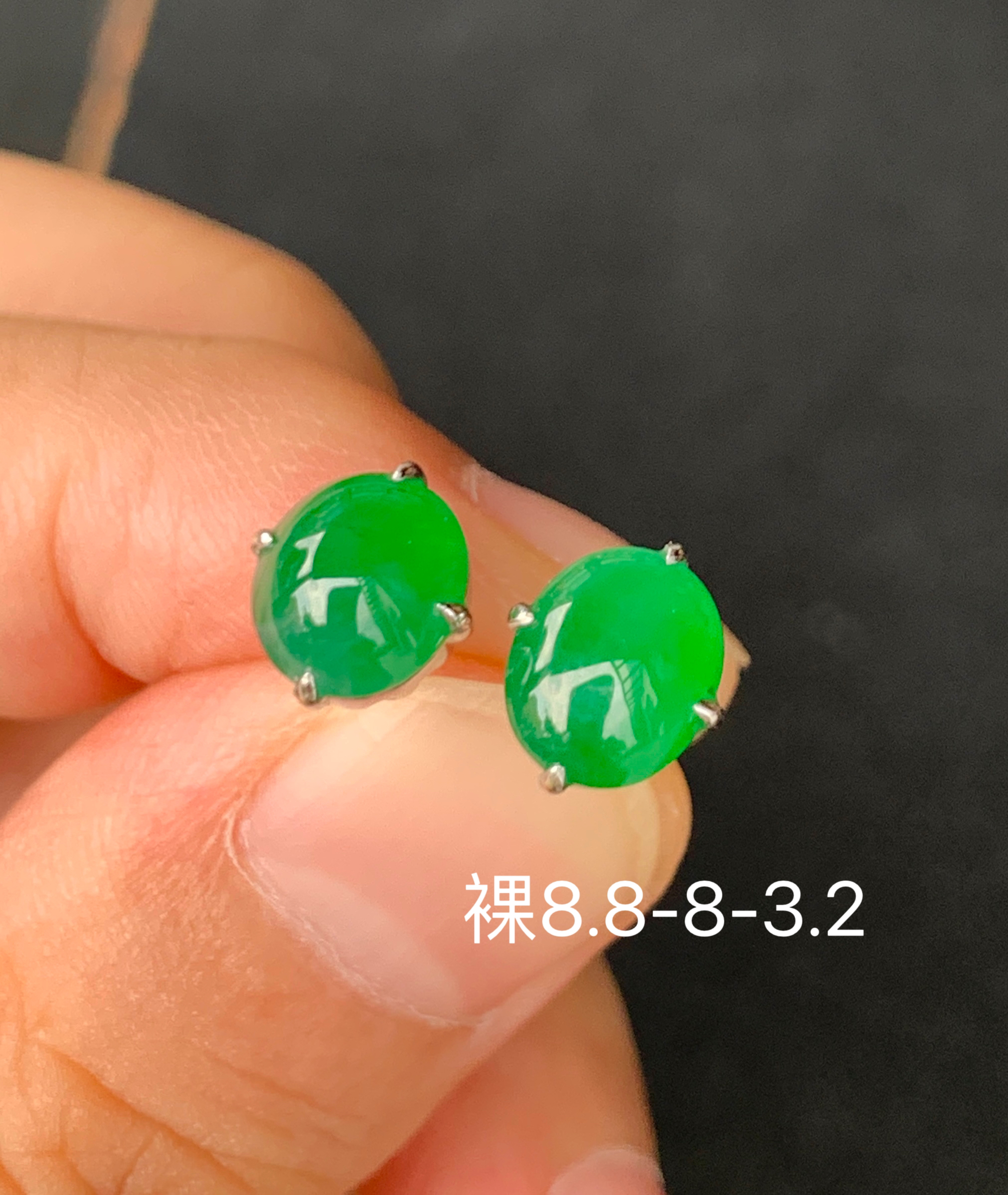 高冰满绿蛋面天然翡翠耳钉 镶嵌精致 女生配饰