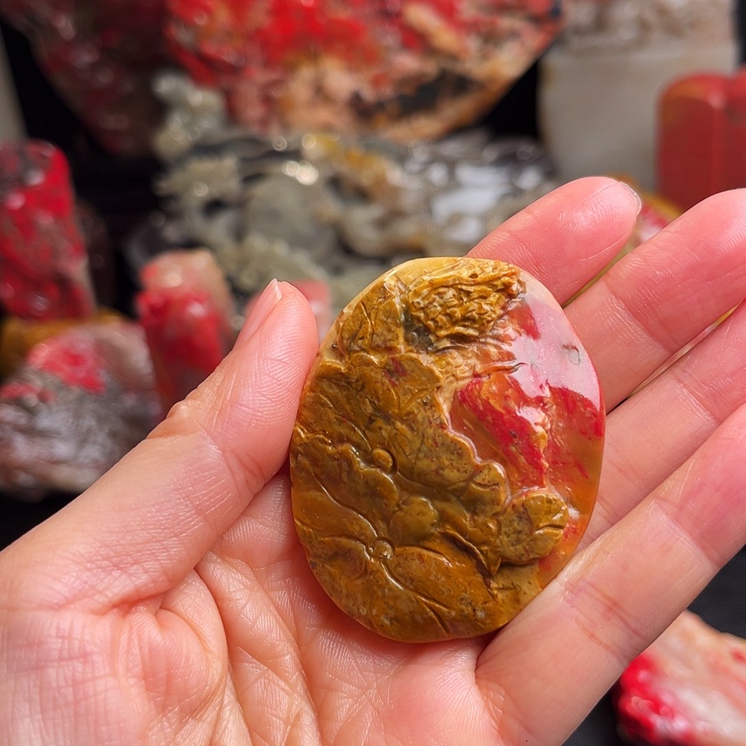 昌化石其他田黄鸡血石手玩件