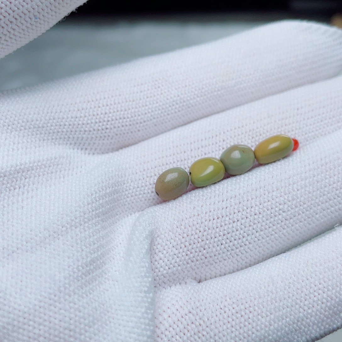 衣***位南红玛瑙未镶嵌珠宝奇石