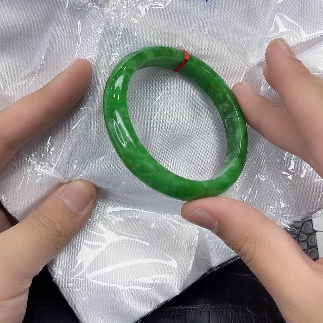 翡翠手镯未镶嵌多样性