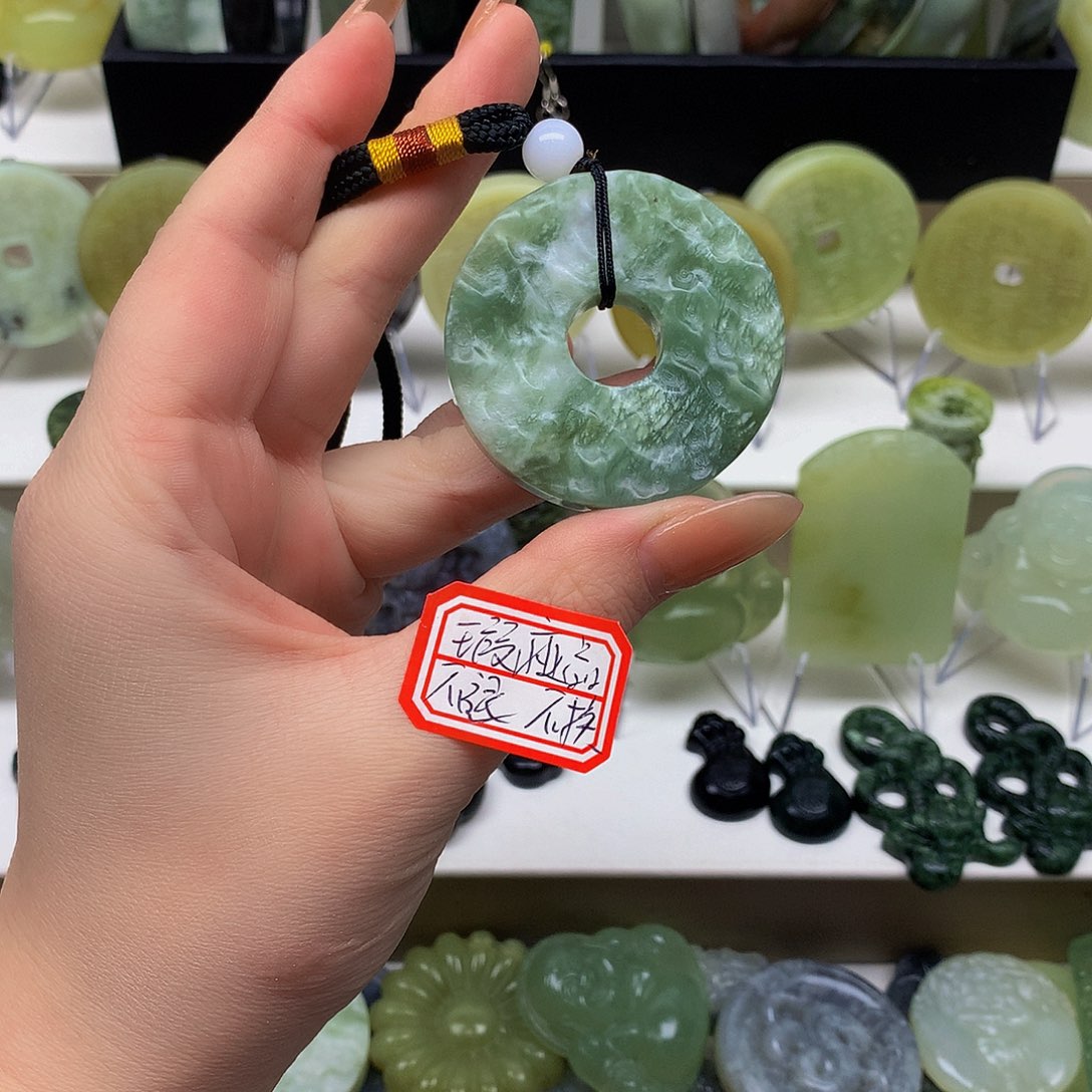 蛇纹石玉颈饰未镶嵌