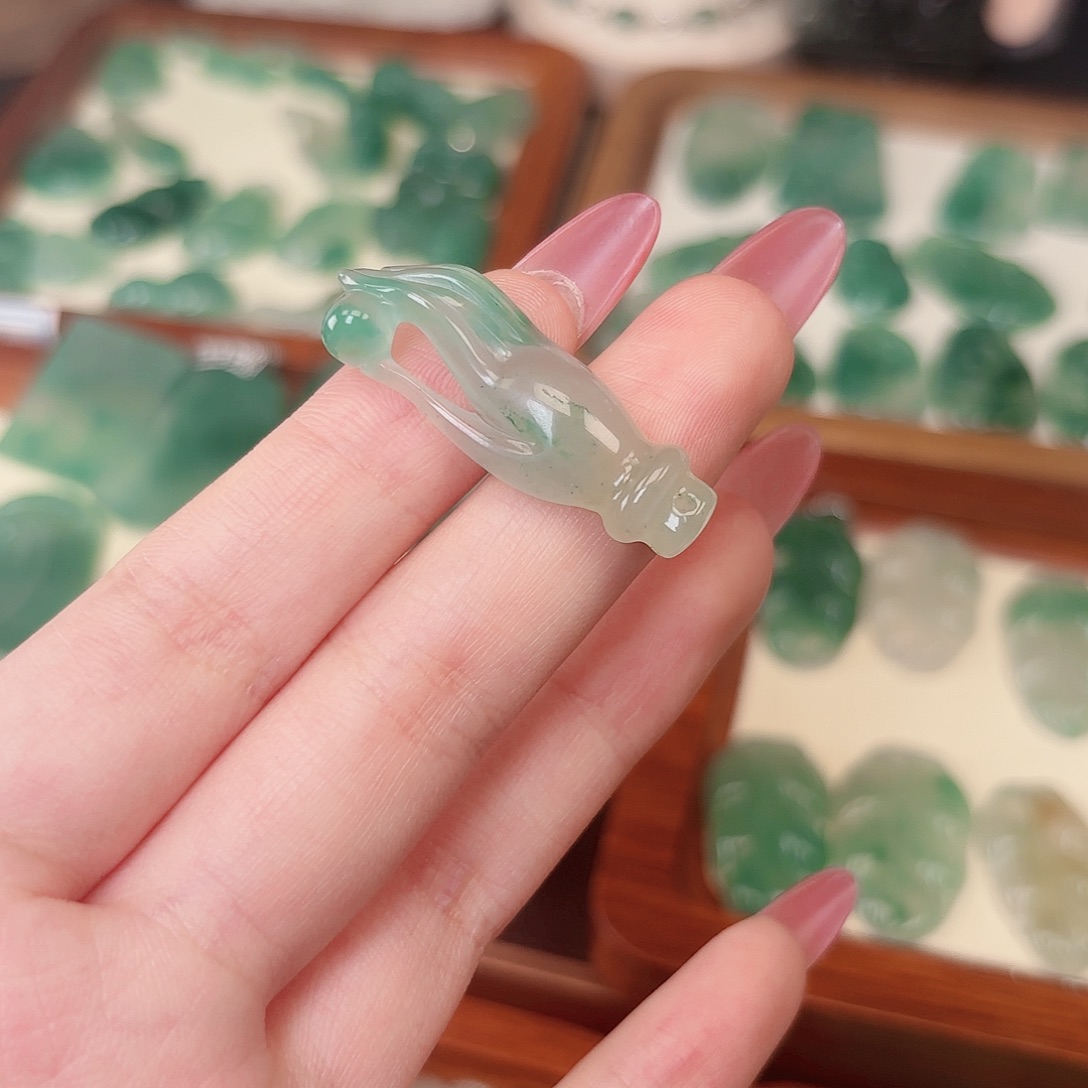 颈饰未镶嵌石英质玉（非洲翠）