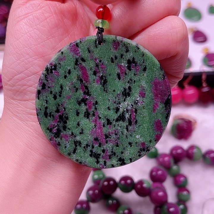 红宝石圆牌未镶嵌