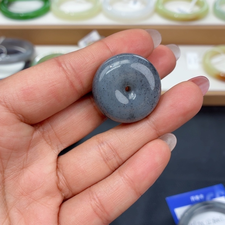 如***是和田玉未镶嵌手镯