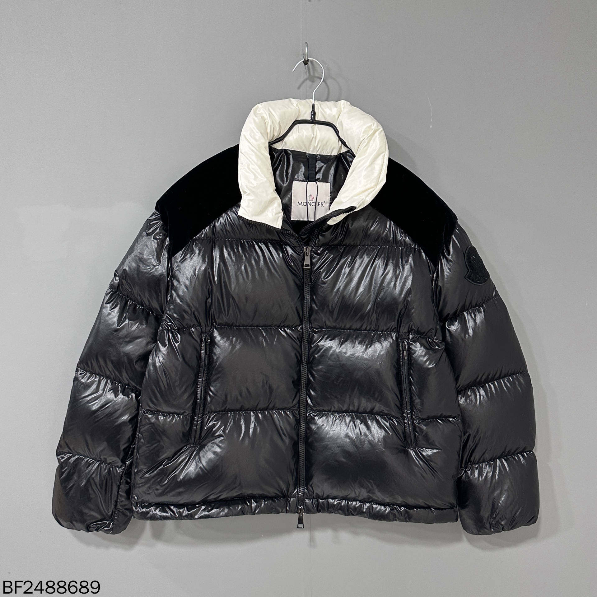 99新 MONCLER 黑色袖标背后大logo亮面羽绒服/1码/88689