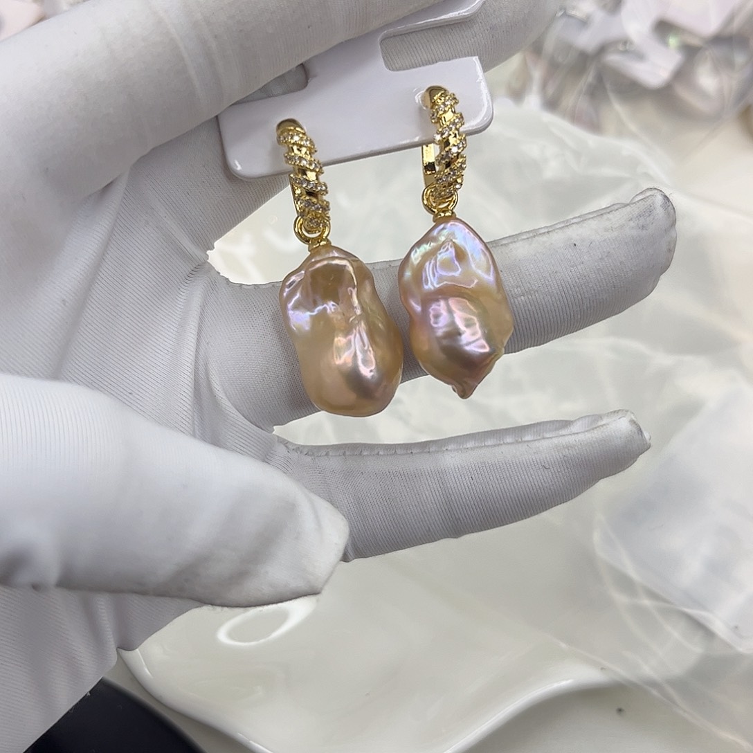 淡水珍珠合金胸饰