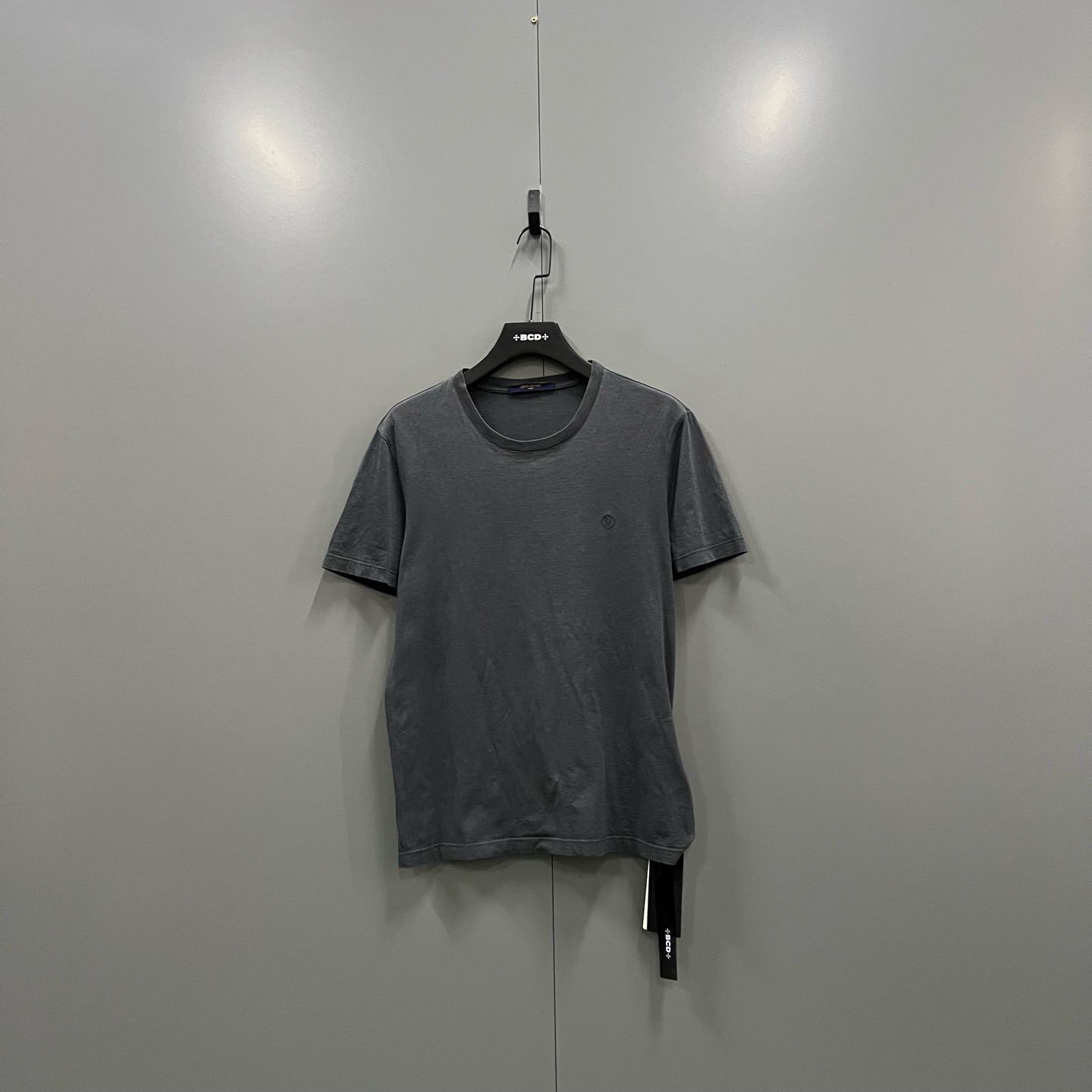 tt9 深灰色小logo刺绣短袖打底衫 M码/95新/017925/破洞