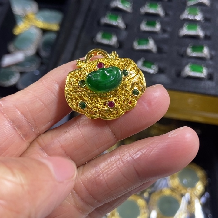 翡翠未镶嵌颈饰吊墜