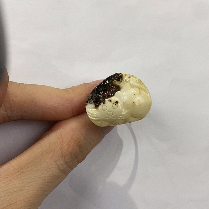 琥珀未镶嵌颈饰多人