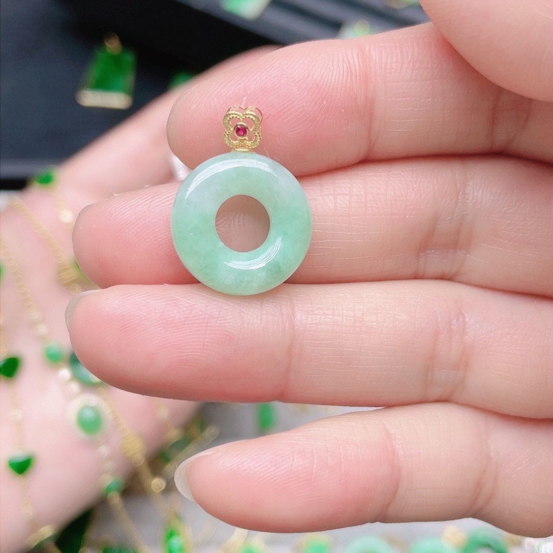 翡翠颈饰18K金镶嵌天然翡翠