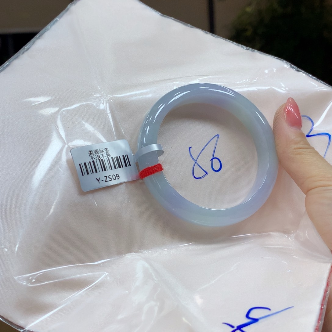 翡翠手镯未镶嵌不退不换