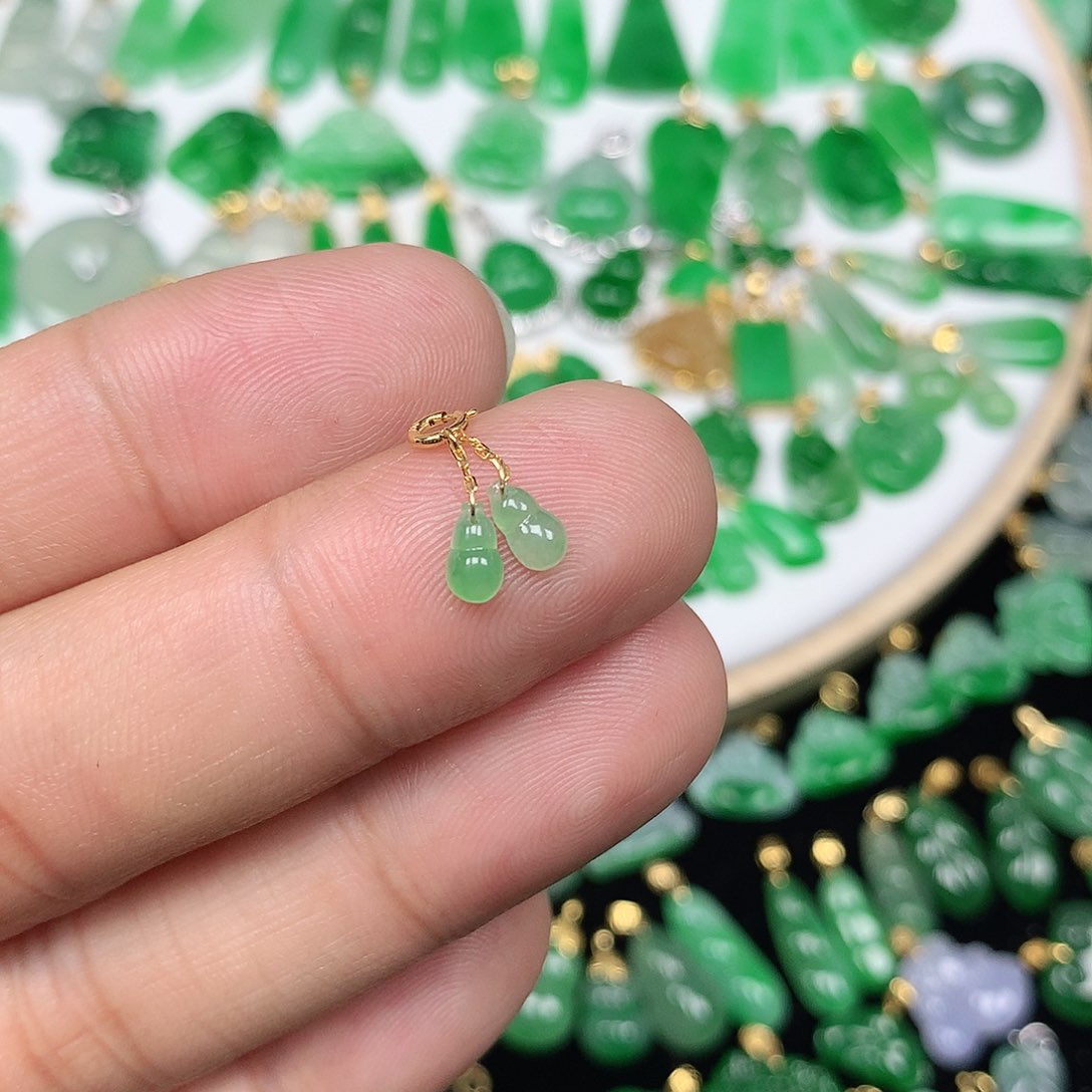 翡翠配石18K金扣 小巧精美冰绿小葫芦一对