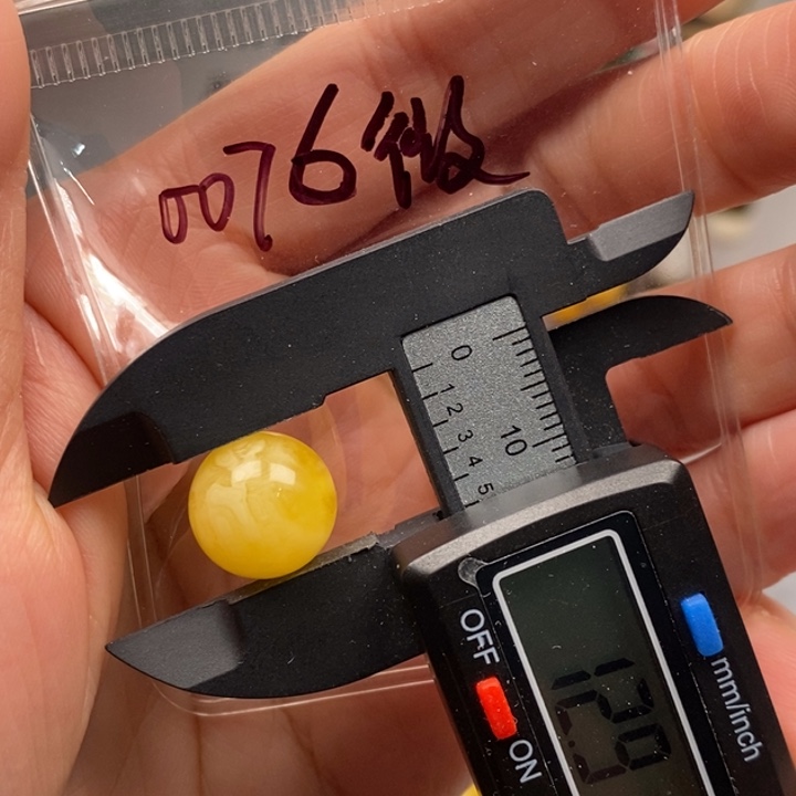 蜜蜡未镶嵌裸石12.9圆微瑕