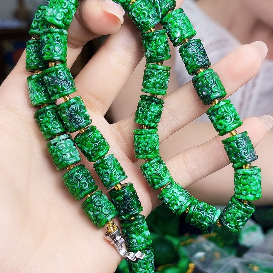 翡翠未镶嵌颈饰多样性