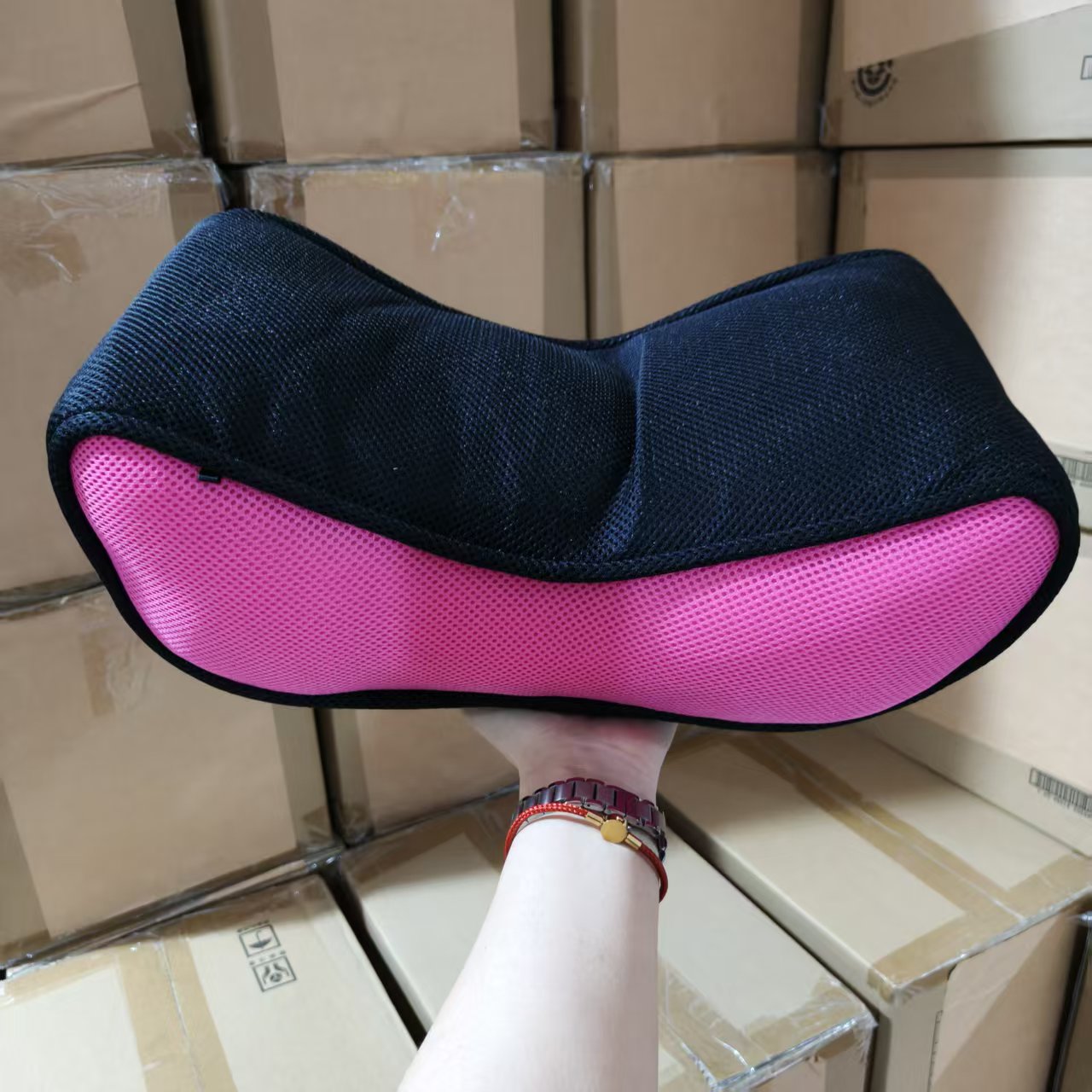 黑色（玫红边）中间点未缝制 多用透气网面午睡枕