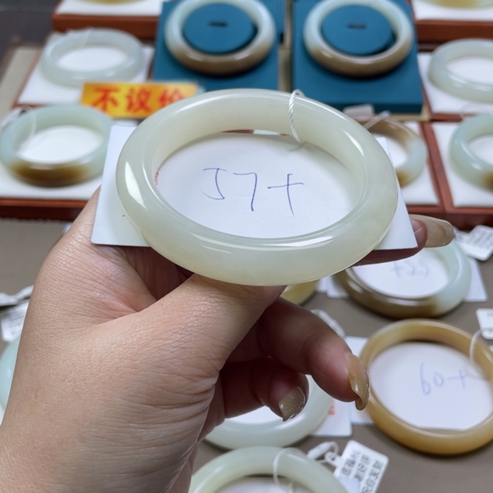 和田玉手镯未镶嵌