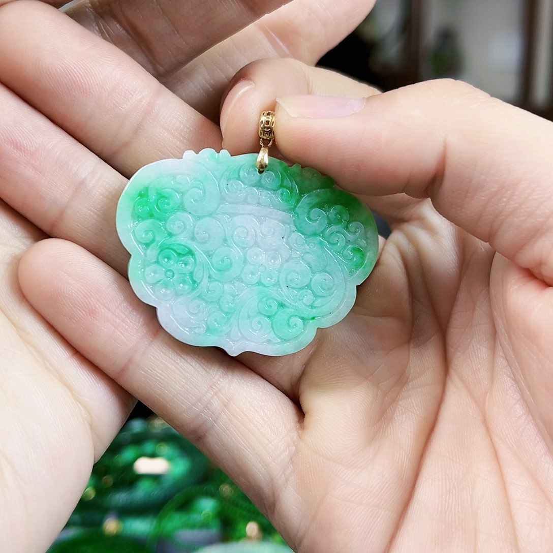 翡翠颈饰18K金镶嵌吊坠多样性