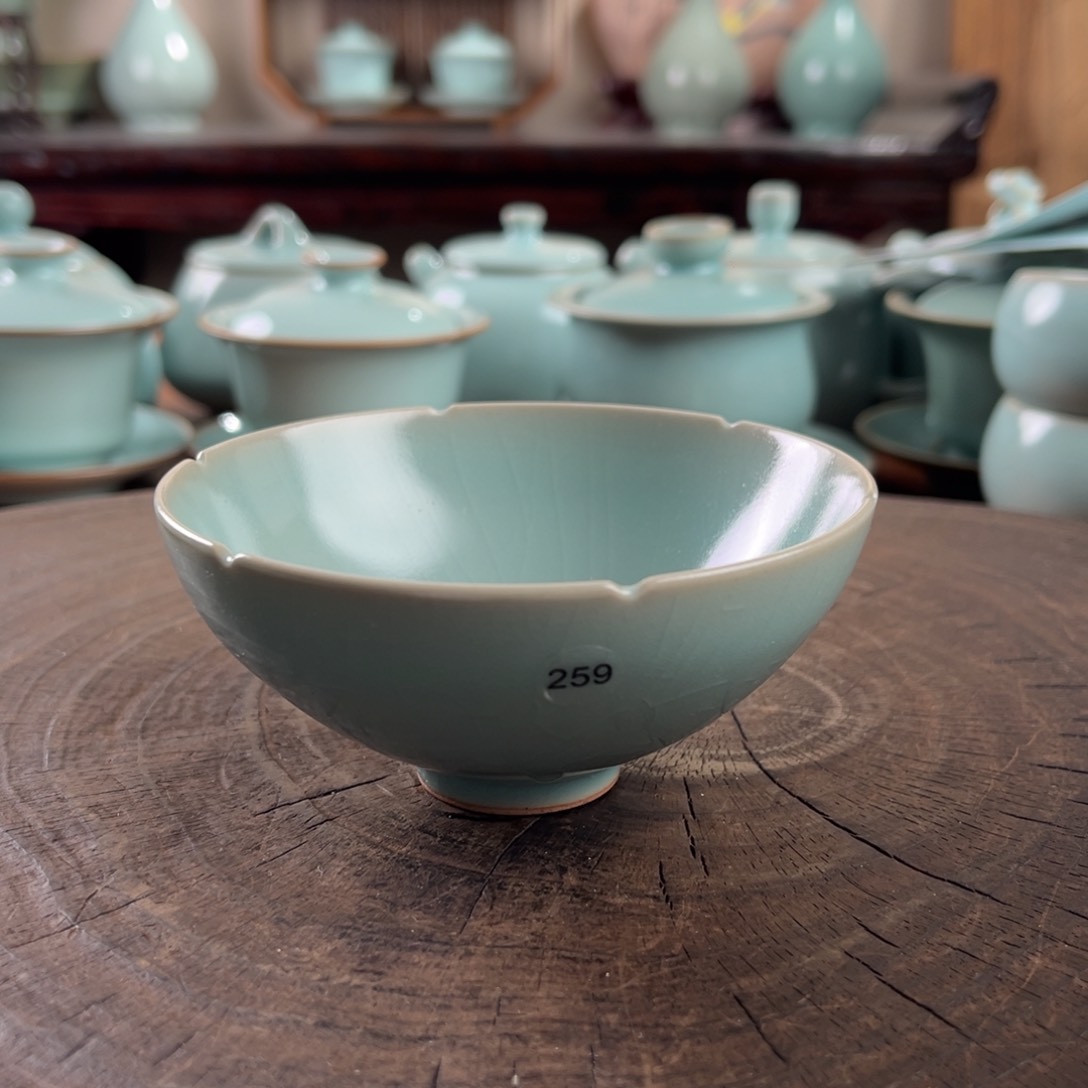 仿古壶天青釉葵口鸡心盏