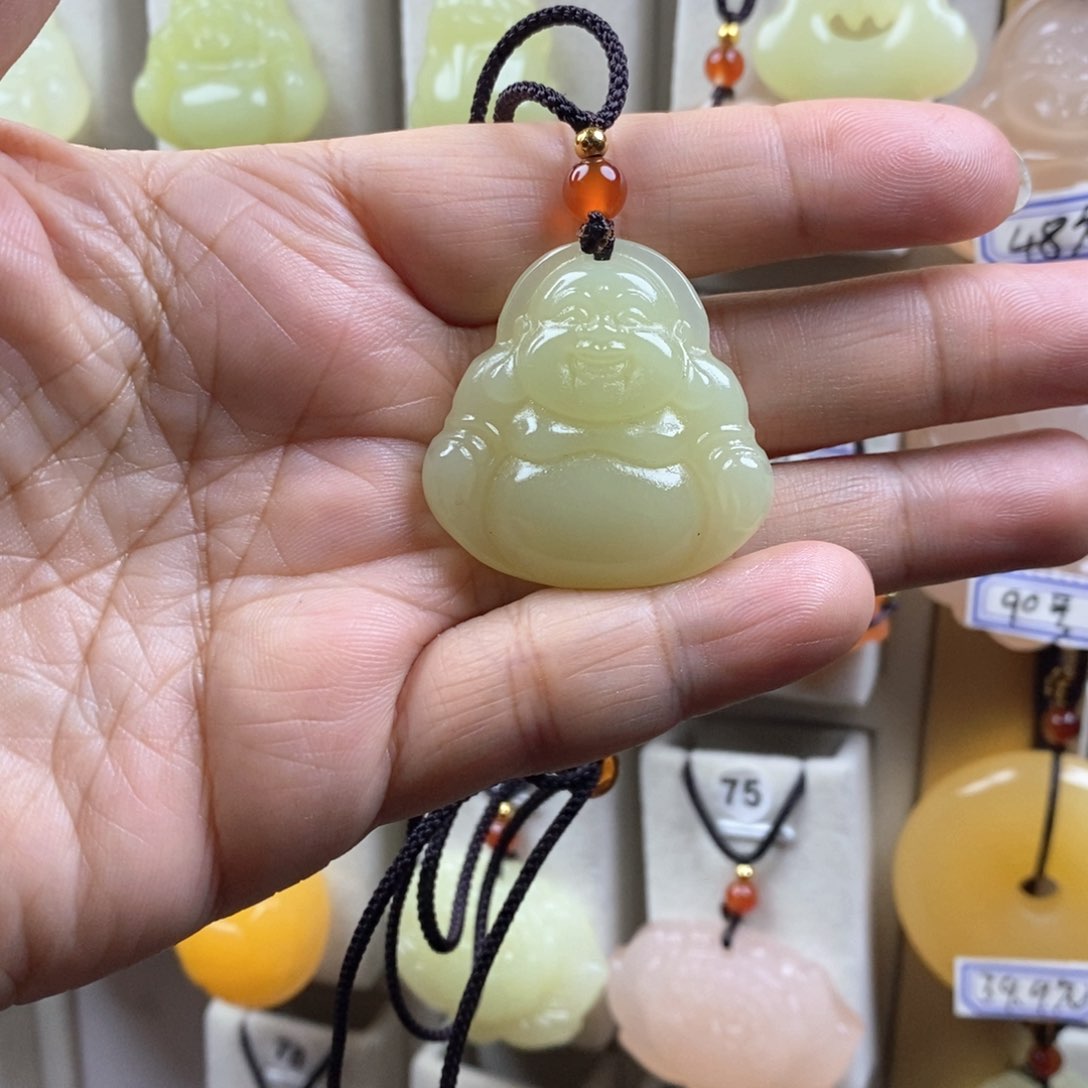 颈饰未镶嵌石英质玉（金丝玉）粉**薇