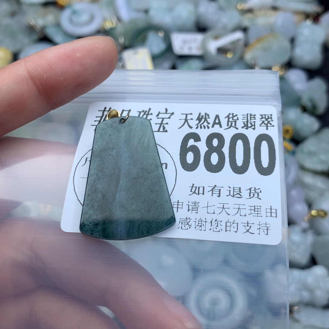 翡翠颈饰未镶嵌6800。