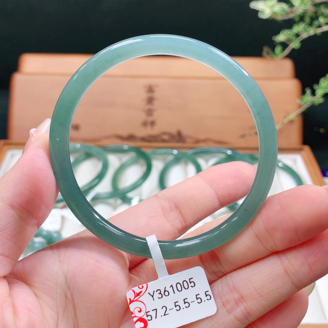 翡翠手镯未镶嵌天然