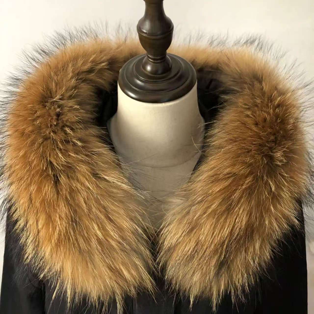 2025新款毛领轻奢服装展会爆款直播间扣号下单