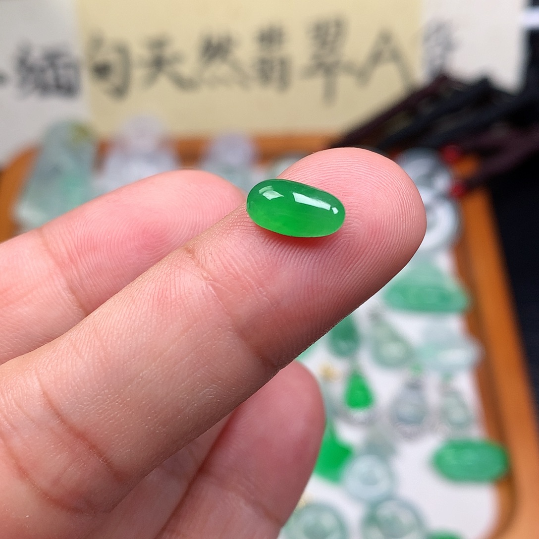 翡翠裸石缅甸天然A货翡翠阳绿蛋面