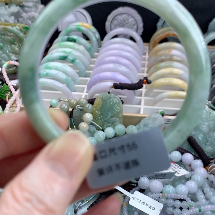 翡翠手镯未镶嵌吊坠