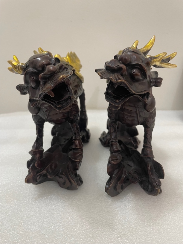 铜鎏金脚踏祥云麒麟摆件