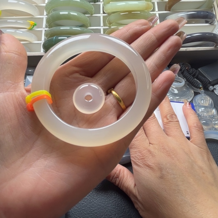 玛瑙/玉髓手镯未镶嵌