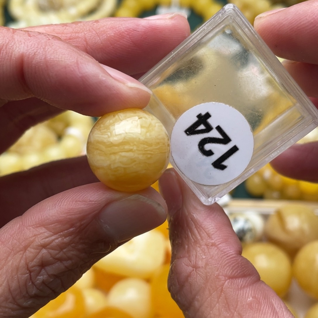 蜜蜡珠宝奇石未镶嵌郭**。
