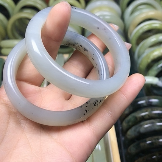 于***此蛇纹石玉未镶嵌手镯