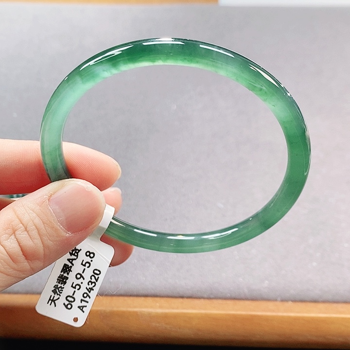 【闪购商品】翡翠手镯（圆镯）未镶嵌