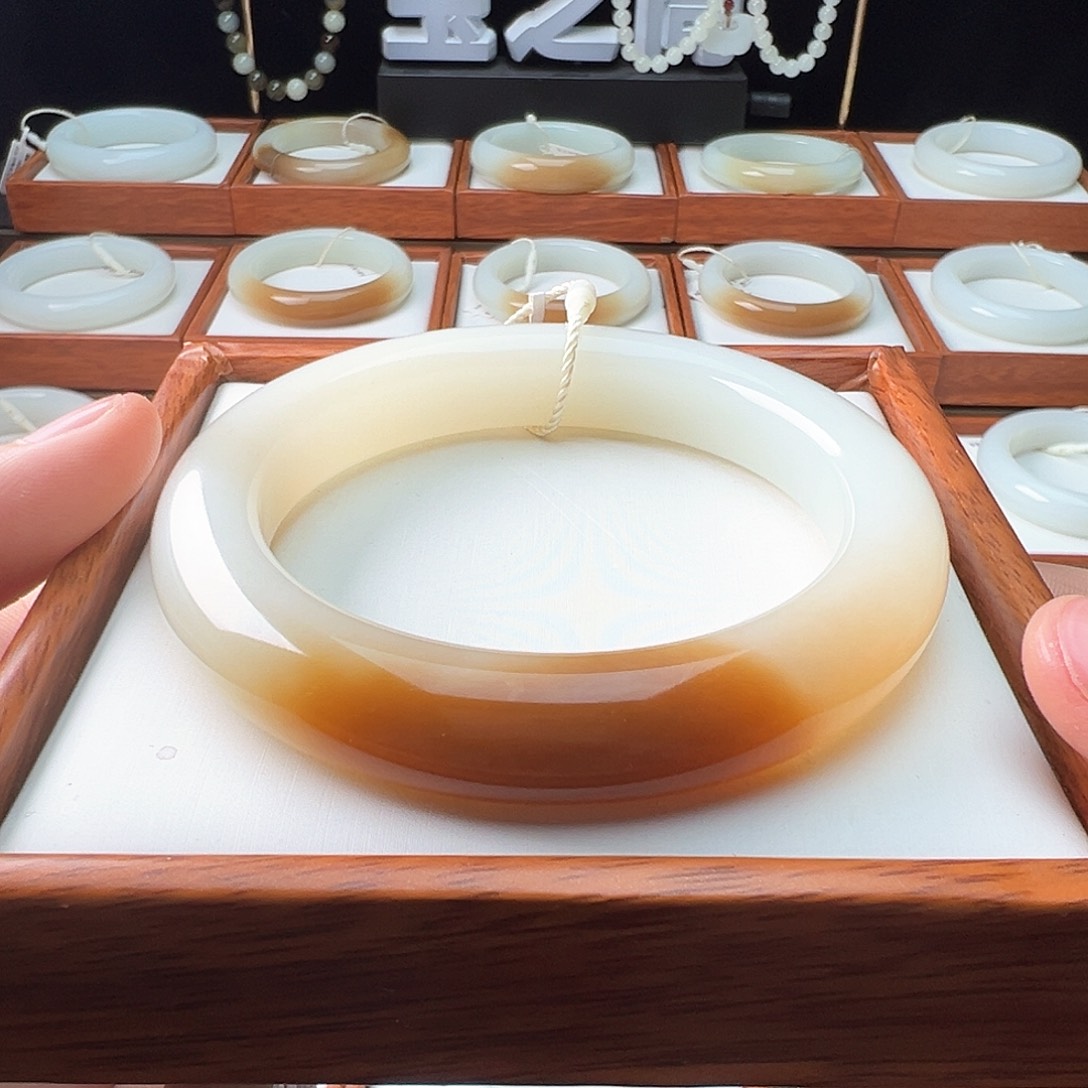 和田玉手镯未镶嵌