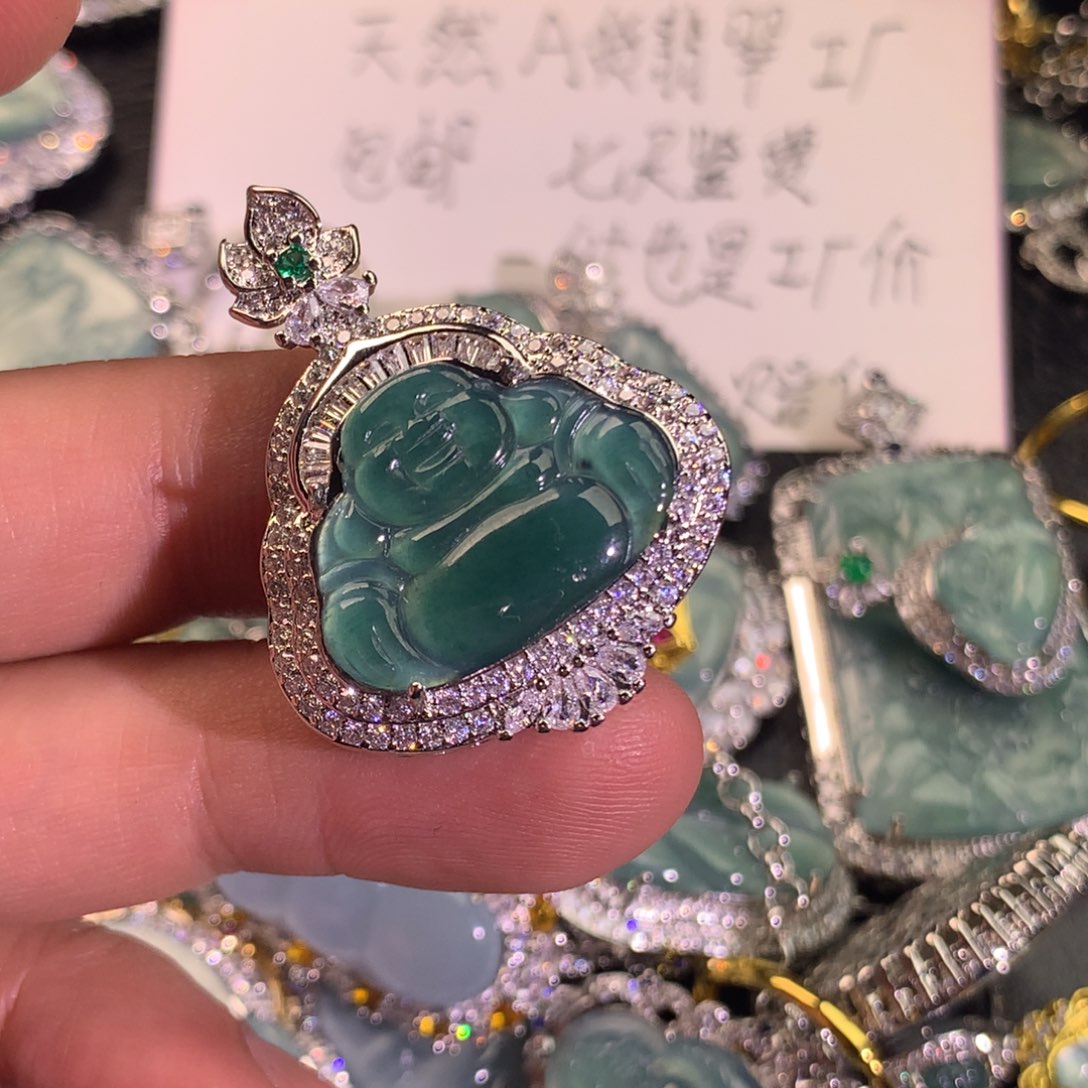 翡翠颈饰未镶嵌佛公