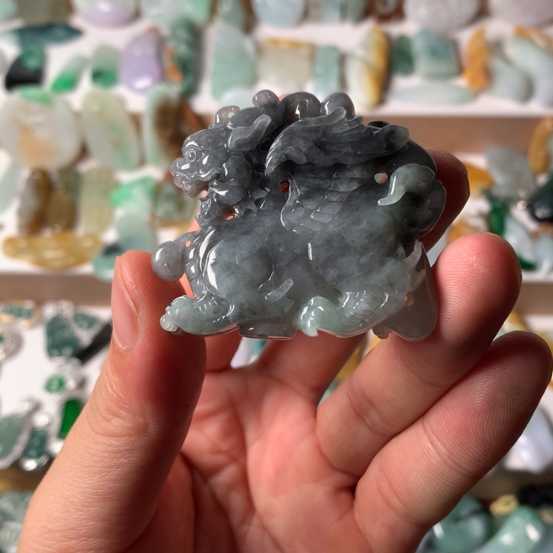 翡翠未镶嵌颈饰飞天貔貅