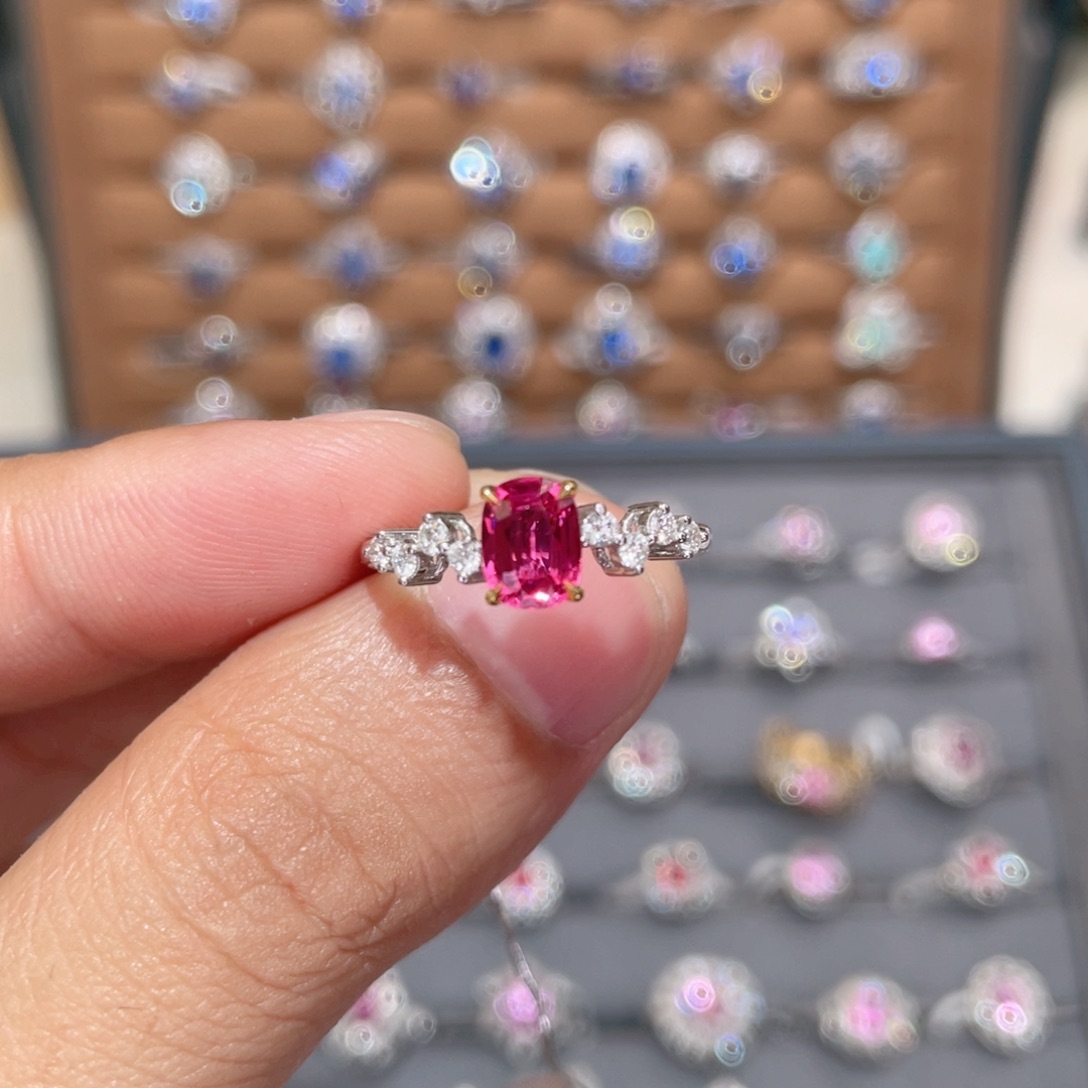 尖晶石戒指18K金镶嵌0.82ct 热粉 无烧