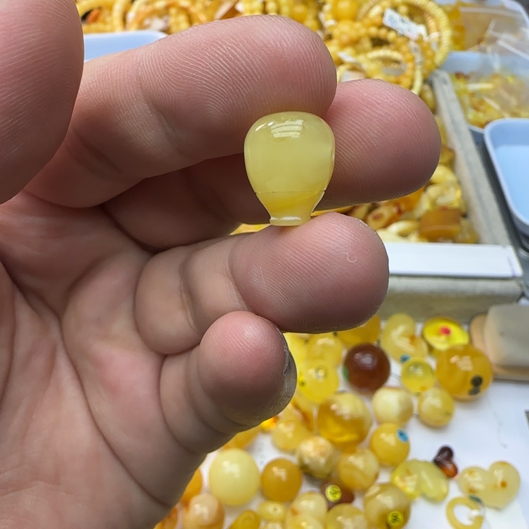 琥珀未镶嵌裸石11.2×11.3 有瑕