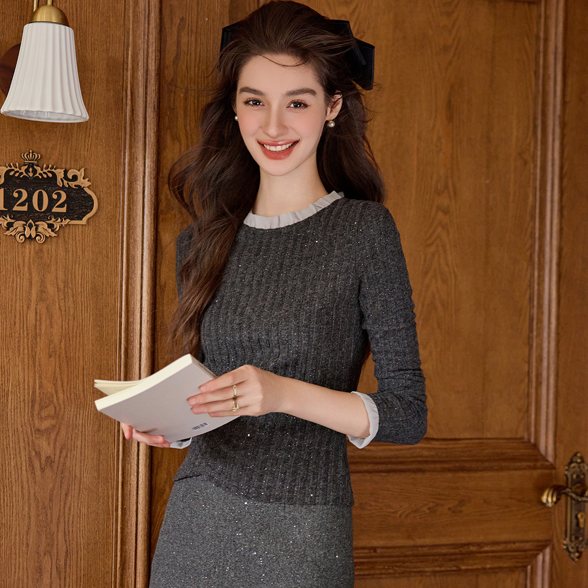 白鹿语25秋冬气质微弹圆领针梭拼坑条时尚撞色撒银长袖T恤BX20124