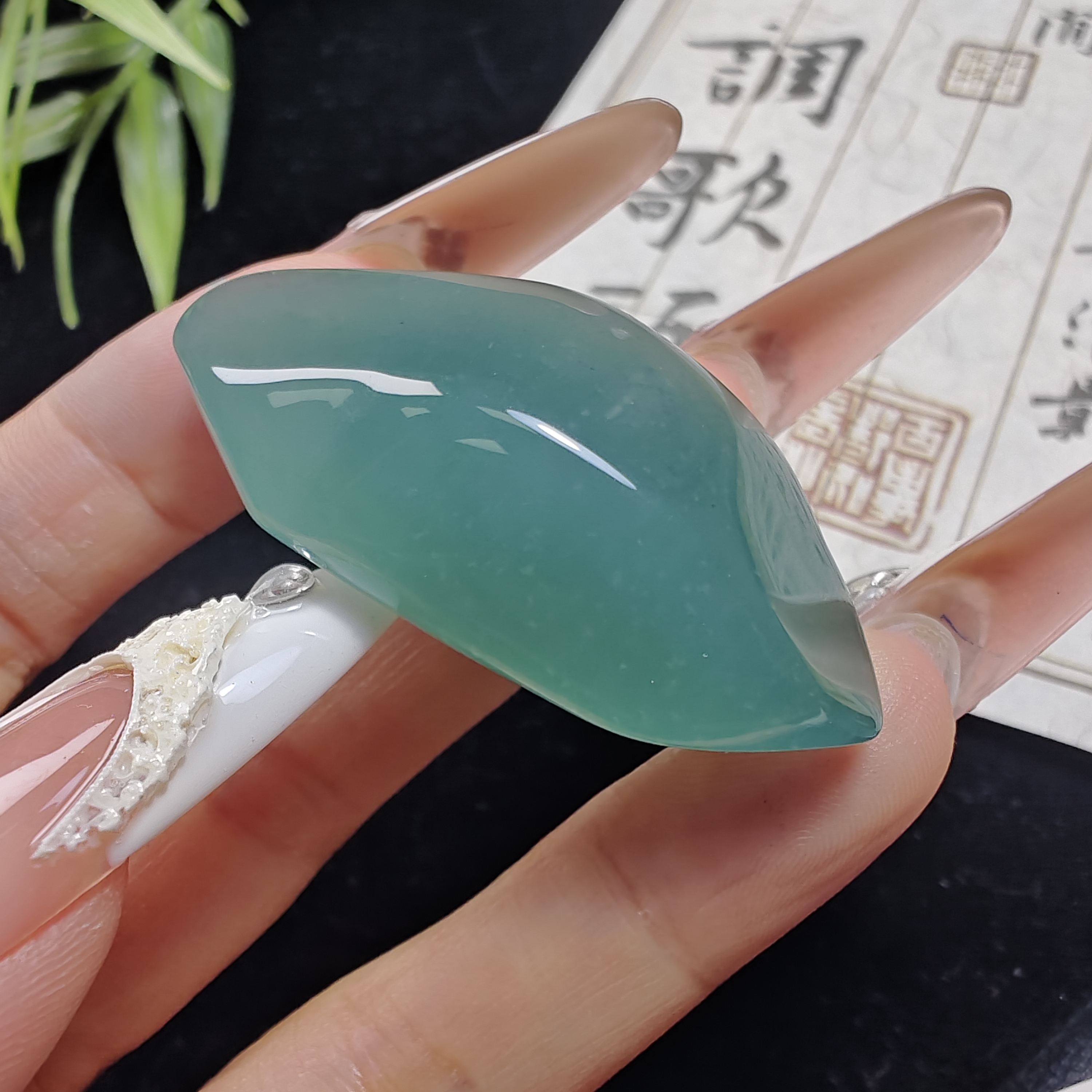 翡翠定制片料，单材料，可做福瓜。貔貅，竹节，尺寸47*18*15.2