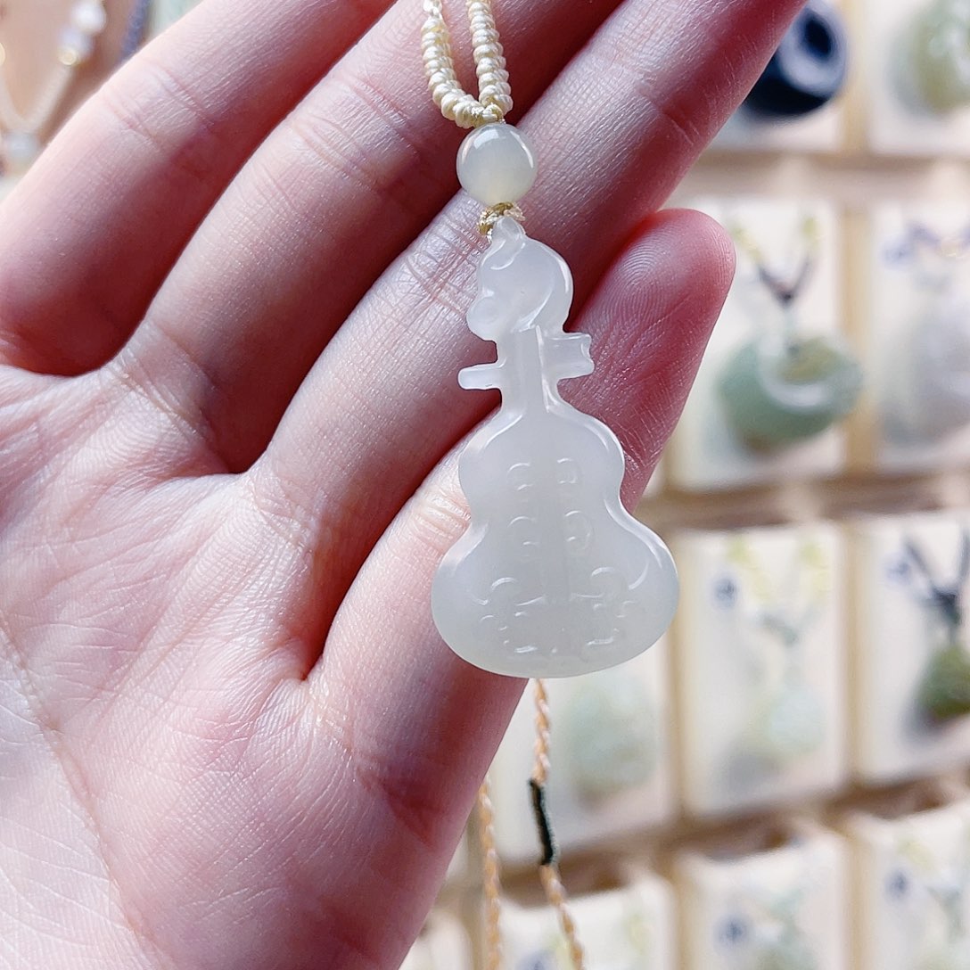 和田玉未镶嵌吊坠(赠链)