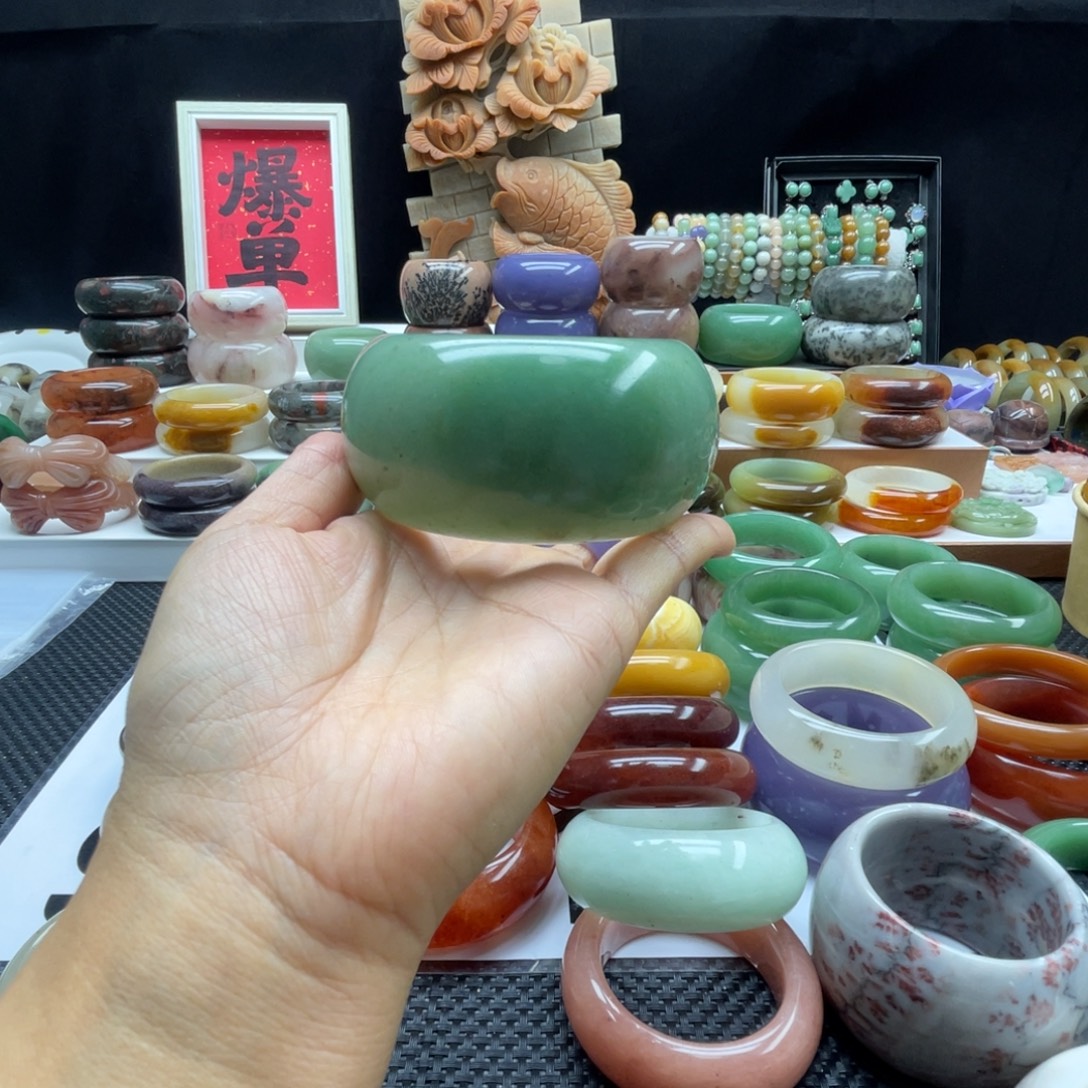 杨***姨石英岩玉未镶嵌手镯