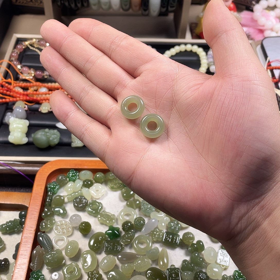 邓***邓和田玉未镶嵌颈饰