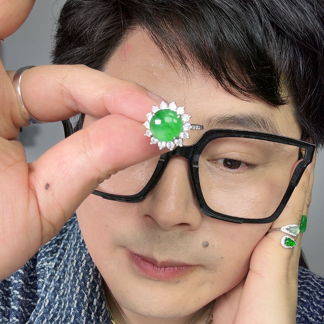 翡翠未镶嵌颈饰一件