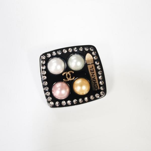 Chanel 亚克力眼影盘胸针