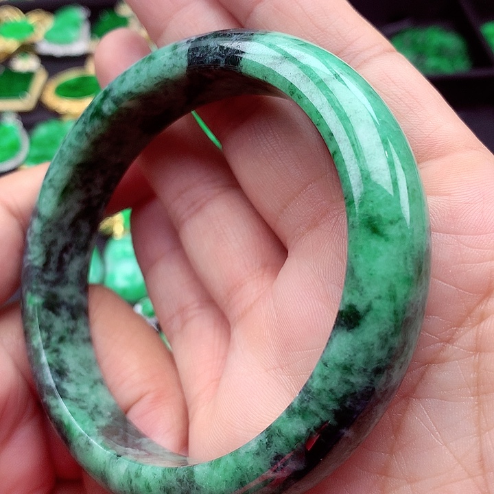 翡翠手镯未镶嵌翡翠