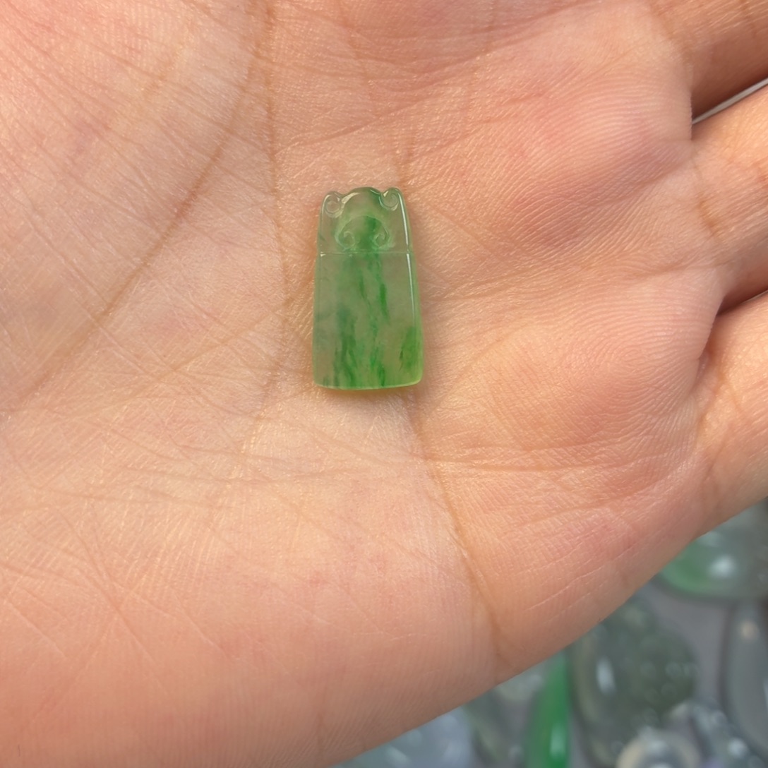 夭***六翡翠未镶嵌颈饰绿野仙踪锁头